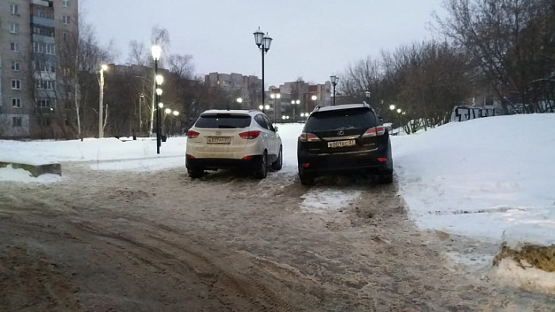 Автолюбители устроили из сквера парковку